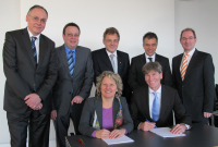 Gruppenaufnahme mit Hochschul-Präsidenten und Wissenschaftsministerin