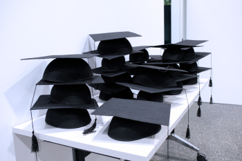 Doktorhüte auf einem Tisch gestapelt