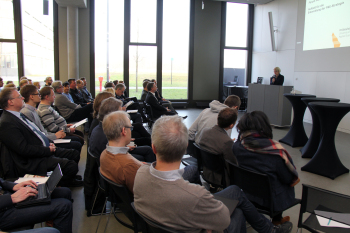 Die Präsidentin begrüßt die Teilnehmer