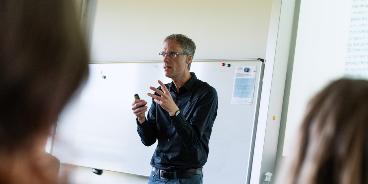 Foto: Christian Huppert hält einen Vortrag