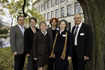 150 Teilnehmerinnen und Teilnehmer trafen sich in Bielefeld zu der Fachtagung. Das Foto (v.l.n.r.) zeigt Organisatorinnen und Organisatoren, Referentinnen und Referenten: Prof. Dr. Uwe Rössler (Dekan des FB Wirtschaft und Gesundheit der FH Bielefeld), Dr.