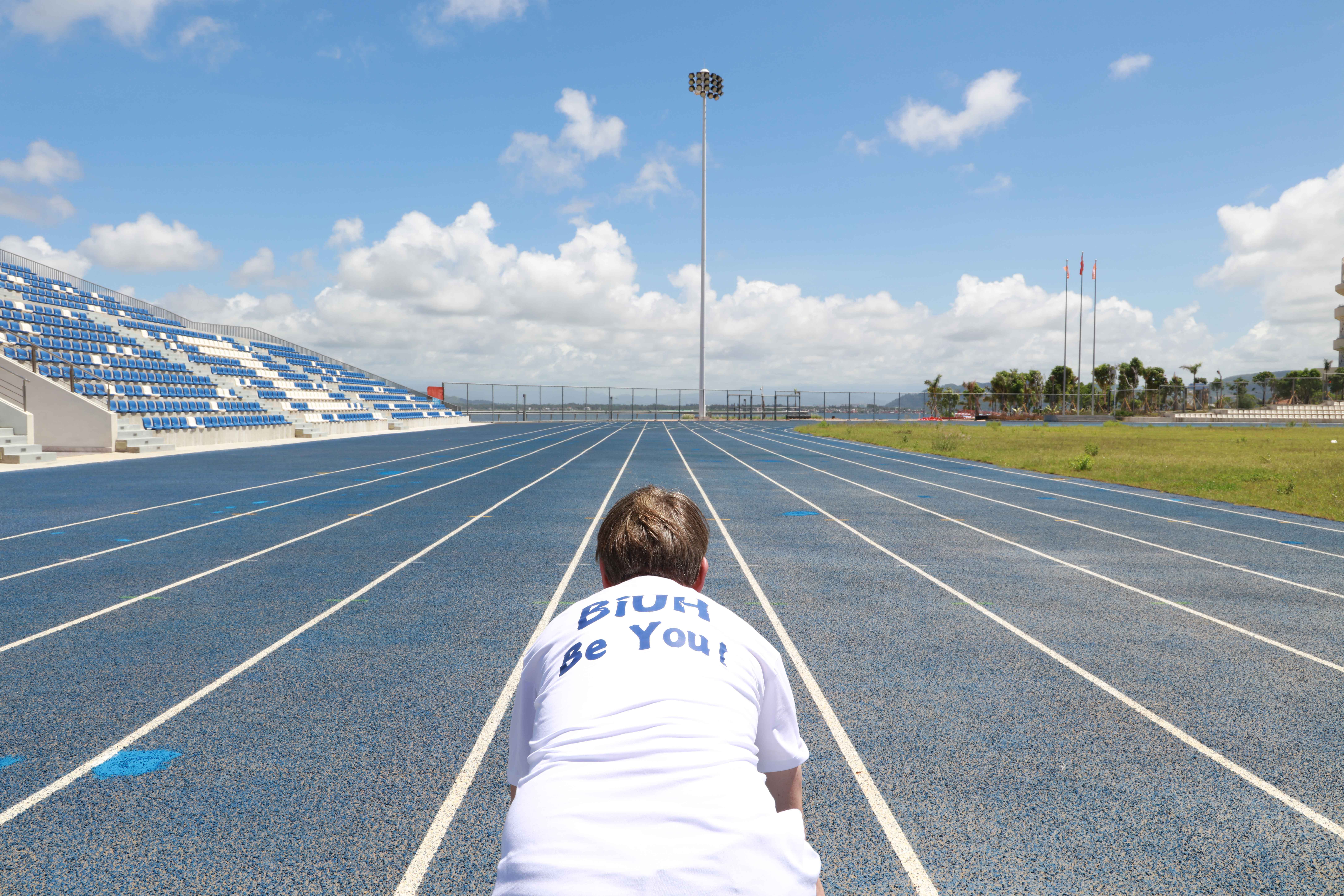 Jürgen Kretschmann in Hainan auf der Laufbahn mit T-Shirt: BiUH.