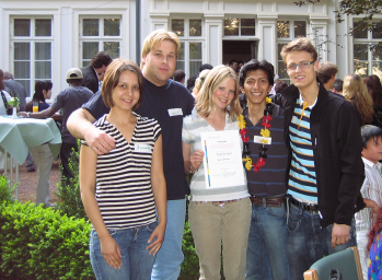 Gemeinsam feierten die Buddies der Universität und Fachhochschule Bielefeld: Melanie Blomeier, Buddy des Jahres 2008 (3.v.l.) mit den Buddies Julia Schüler (Fachbereich Wirtschaft, Foto v.l.n.r.), Daniel Becker (Fachbereich Sozialwesen), Finn Andersen (Fa