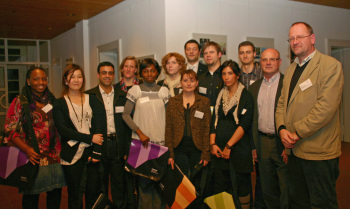 Hintere Reihe v.l.: Martina Mberi, Soo-Kyung Kim, Ahsan Saleh Al-Habal (Gewinner des DAAD-Preises), Dorit Hekel (Leiterin des Akademischen Auslandsamtes), Olga Velgosha, Nils Günther (Jowat AG), Andrius Stakelis, Krasimir Kostadinov, Frank-Rüdiger Bürgel