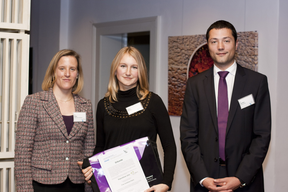 V. l.: Dorit Hekel (Leiterin des Akademischen Auslandsamtes), Sviatlana Pabst aus Belarus (Stipendiatin) und Nils Günther (stellvertredender Vorsitzender der Fachhochschulgesellschaft – Verein der Freunde und Förderer e.V. der FH Bielefeld )
