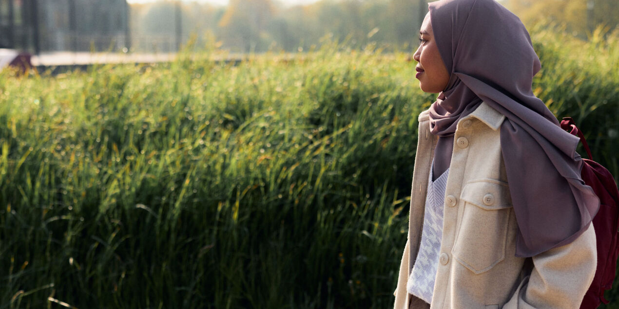 Putri Jumadi auf dem Weg in das FH Hauptgebäude