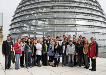 Teilnehmende der Summer School vor der Kuppel des Reichstages in Berlin