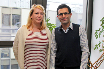 Sandra Schoeß und Shindsart Rammo stehen nebeneinander und gucken in die Kamera.