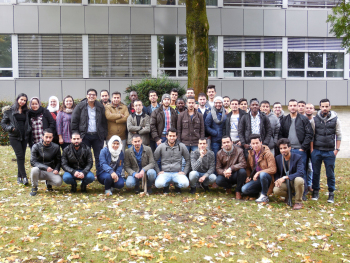 Eine Gruppe Sprachschülerinnen und -schüler