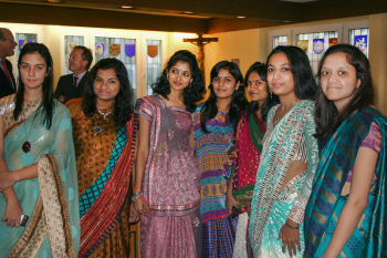 Indische Studentinnen in Landestracht