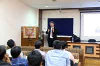 Professor-Sauser-im-Seminar