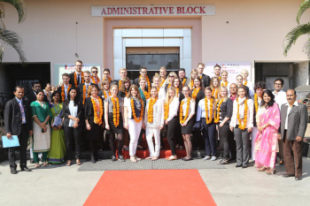 Gruppenfoto vorm Institut