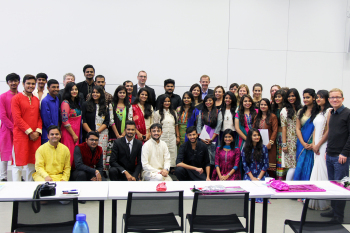 Gruppenfoto Teilnehmende an der Indian Summer School im Konferenzbereich.