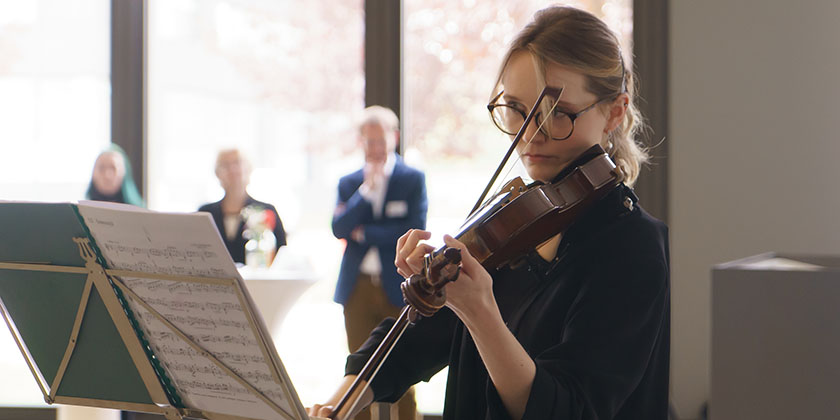 Eine Geigerin bei der Eröffnungsfeier
