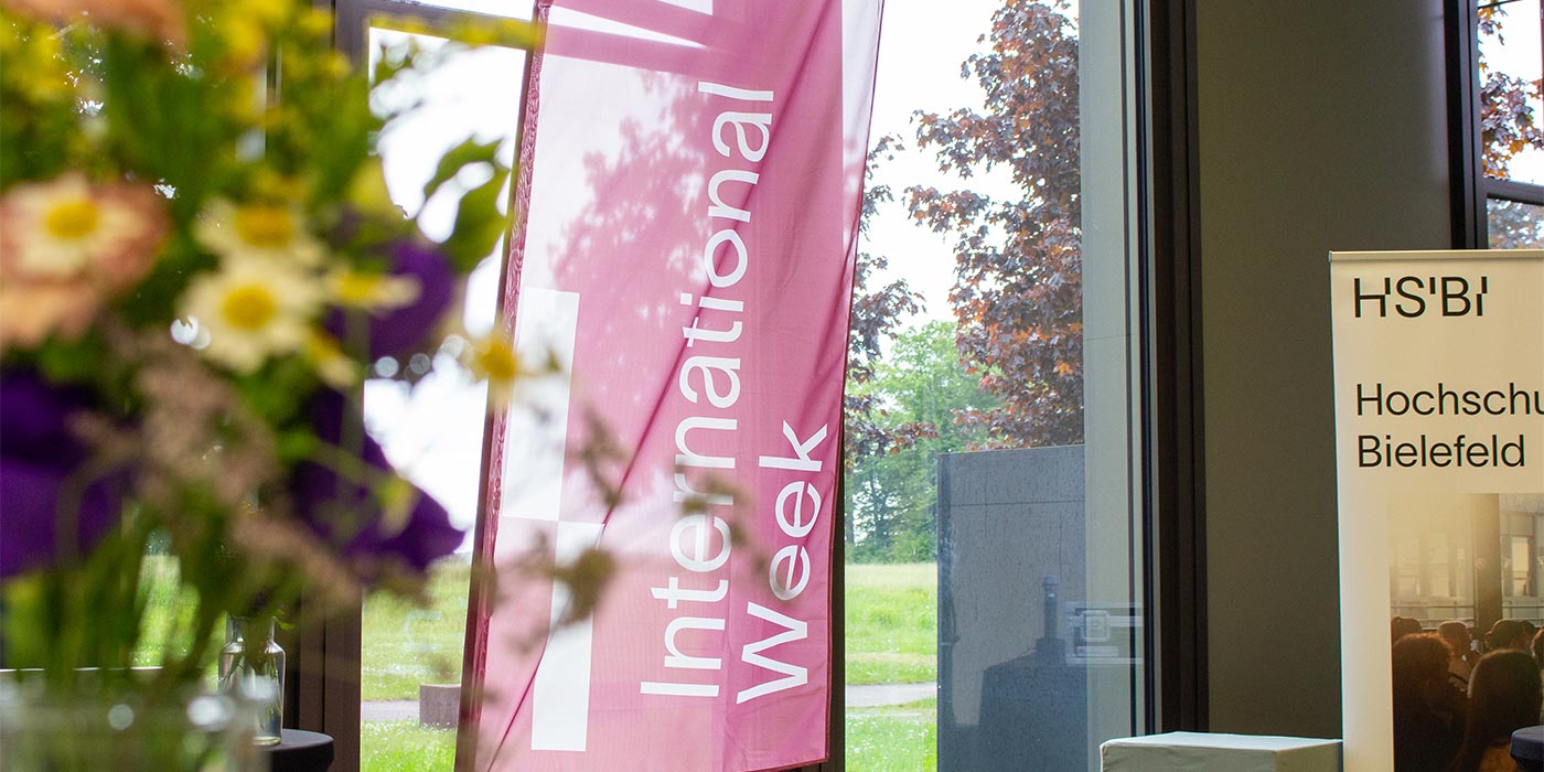 Foto: Eine Beachflag mit der Aufschrift International Week steht im Konferenzsaal