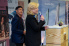 Foto: Judith Peltz hält ein Mikrofon in der Hand und hält eine Rede