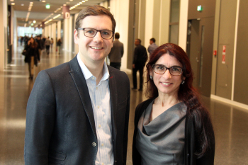Prof. Dr. Manuel Teschke und Nermin Köklüce stehen nebeneinander in der Magistrale. der FH Bielefeld