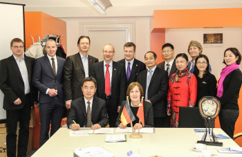 2014-12-11 Partnerhochschule Changzou Unterschrift
