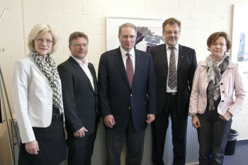 Der Gast aus Kanada mit vier Gesprächspartnern.