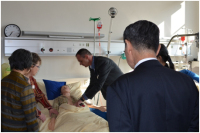 Prof. Mertin mit Besuchern im Skills-Lab