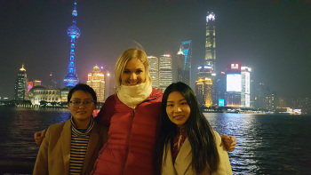 Melanie Schlueter und Passanten