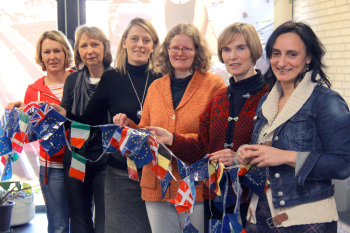 Sandra Schoeß, Barbara Lawatzki (beide FH Bielefeld), Monika Riedenklau (Fachhochschule des Mittelstands (FHM) Bielefeld), Karin Kruse (Universität Bielefeld), Beth Adams-Ray (Universität Paderborn) und Kerstin Rosemann (Hochschule OWL).