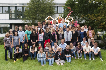 Gruppenaufnahme mit 50 Studierenden aus dem In- und Ausland