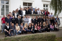 Austauschstudierende, Buddies und das Team vom Akademischen Auslandsamt beim Welcome Abend vor dem IBZ