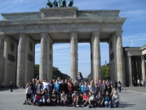 Austauschstudierende, Buddies und das Team vom Akademischen Auslandsamt vor dem Brandenburger Tor