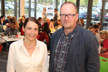 Grit Dörfel, Leiterin des Akademischen Aulandsamts, und Prof. Dr. Andreas Beaugrand, Vizepräsident für Studium und Lehre, begrüßten die Incomer an der FH Bielefeld.