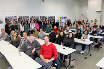 Die Studies sitzen und stehen im Konferenzbereich der FH Bielefeld.
