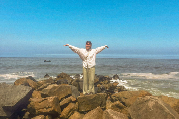 Foto: Jana Welbers stehr auf Felsen vor dem Meer