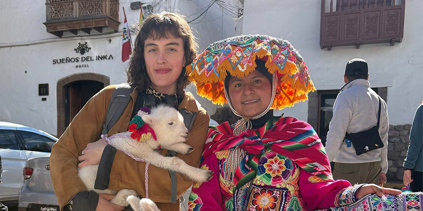 Jana Welbers jält ein Zciklein im Arm neben ihr steht eine Peruanerin in einer traditionellen Tracht
