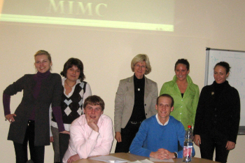 Dozentin Kerstin Sommer (Mitte) und ihre Studierenden (v.l.) Sarah Süß, Christiane Tüttinghoff, Andreas Wessel, Christian Koch, Marie-Christine Eßmeier und Anna-Katharina Schallenberg fliegen zum internationalen Marketing-Wettbewerb nach Kanada.