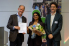 Urkundenübergabe Michael W. Böllhoff, Mansi Dave, Prof. Dr. Volker Dürr