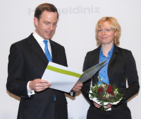 Michael W. Böllhoff (Geschäftsführender Gesellschafter der Böllhoff Gruppe und Vorsitzender von ViSiB) (l.) bedankt sich Anastasia Fedotova (Trägerin des Vereinspreises 2011) für ihr Engagement.