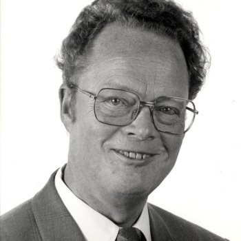 Ein Mann blickt in die Kamera.