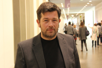 Porträtfoto von Prof. Dr. Oliver Bierhoff in der Magistrale.