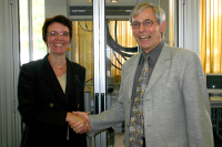 Dekan Professor Gerhard Zenke (kommissarisch) begrüßt die Leiterin des Praxisbüros Brigitte Böwingloh