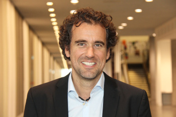 Portaitaufnahme Prof. Dr. Peter Charles