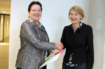Professorin Cottin erhält ein Geschenk von Präsidentin Schramm-Wölk
