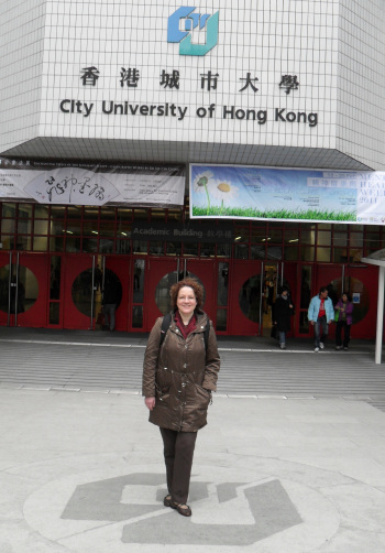 Cottin steht vor den Eingang der City University of Hongkong.