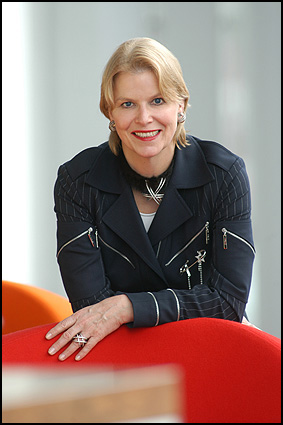 Prof. Dr. Ulrike Detmers lehnt sich auf ein rotes Ploster.