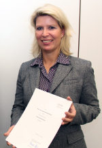 Honorar-Professorin Gesche Grabenhorst hält die Urkunde in der Hand.