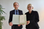 Doktor Groneman bekommt von der Praesidentin Ingeborg schramm woelk die urkunde ueberreicht
