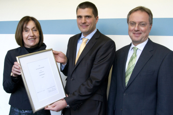 Präsidentin Prof. Dr. Beate Rennen-Allhoff und Dekan Prof. Dr. Uwe Rössler überreichen Dr. Marc Hasenjäger (Mitte) die Urkunde zur Honorarprofessur