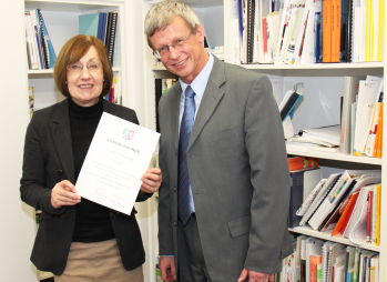 Die Präsidentin der Fachhochschule Bielefeld, Professorin Dr. Beate-Rennen-Allhoff, überreicht Professor Dr. Volker Herzig die Ehrenurkunde zum 25-jährigen Dienstjubiläum.