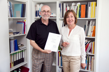 Präsidentin Prof. Dr. Beate Rennen-Allhoff überreicht die Urkunde an Professor Dr. Franz-Josef Hinkes.