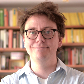 Ein Porträt von einem Mann mit Brille.