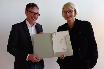 Foto von Präsidentin Ingeborg Schramm-Wölk und Martin Hoffmann die eine Urkunde halten